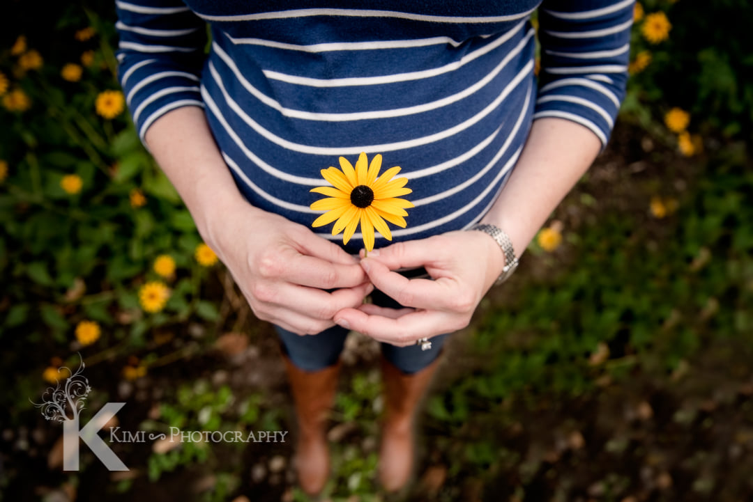 Both prenatal yoga and maternity photo session can bring good results in giving birth.
