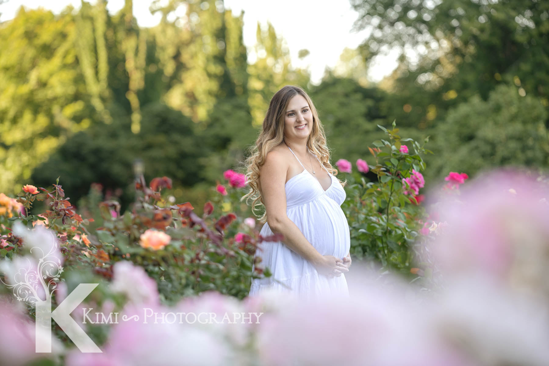 Beautiful and fun maternity session by Kimi Photography in Portland Oregon. Rose garden is a great spot to have your maternity session from May to August.